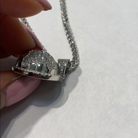 Silver world map necklace - Picture 7 of 8